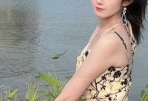 在Akisoso秋楚楚的镜头下，蕾姆睡衣与cos照片的完美结合.txt