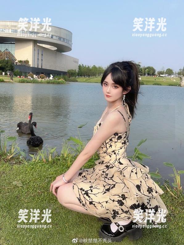 在Akisoso秋楚楚的镜头下，蕾姆睡衣与cos照片的完美结合.txt