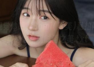 惊艳视觉体感，Bomi(普美)私拍网袜图集倾心呈现时尚之美.txt