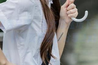 果团网优秀呈现：美女球迷场下对决图包，精彩资源划算分享.txt