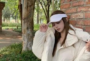 HuaYang花漾 – 魅力无限的艾静香长腿套图分享，感受她的独特风情和气息.txt