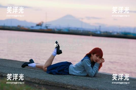 深入Shika小鹿鹿的sene世界：定制写真图片带你领略别样风情！.txt