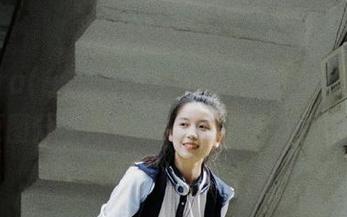 “Sira(시라)白丝”写真艺术之旅，精美原图分享助你感受她的魅力。.txt