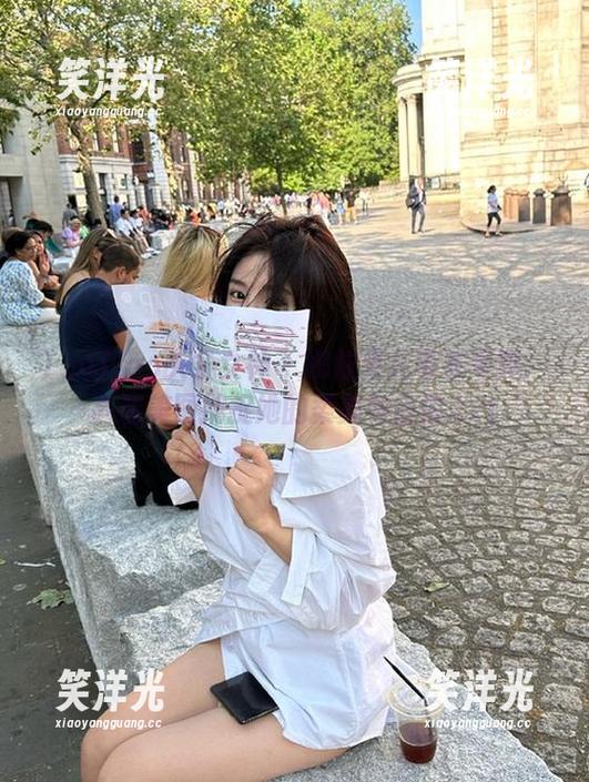 TouTiao头条女神 - 娜依灵儿毛衣写真：高清美图捕捉她的柔美与自信.txt