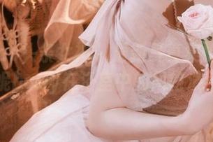 TouTiao头条女神 – 最新写真集抢先看：杨漫妮baby在浴室中的风格演绎.txt