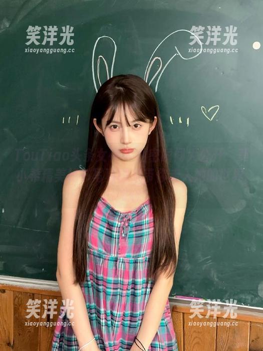 TouTiao头条女神-莫小希 TouTiao头条女神 - 私密瞬间大公开:莫小希精美秘书写真图包带你走入她的世界.txt