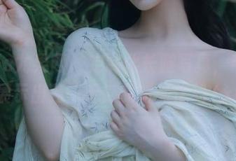 UGirls尤果网 – 定制化长腿写真，芊小童展示出独一无二的时尚优势.txt