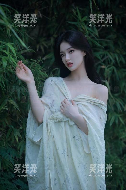 UGirls尤果网-芊小童 UGirls尤果网 - 定制化长腿写真,芊小童展示出独一无二的时尚优势.txt