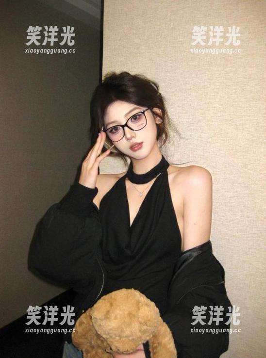 UGirls尤果网 - 从小肉丝到大女神：黛蓓琪的写真图集，记录每个尴尬瞬间的成长.txt