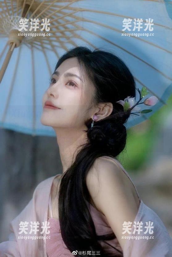 Xiuren秀人网-小茉莉jasmine Xiuren秀人网 - 在这组小茉莉jasmine温柔写真中,每一张图片都是她对生活的温暖表达。.txt