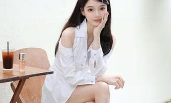 YouMi尤蜜荟 – 走进梦心月姐姐的全套写真图片，领略她独特的视角与柔美的艺术气息！.txt