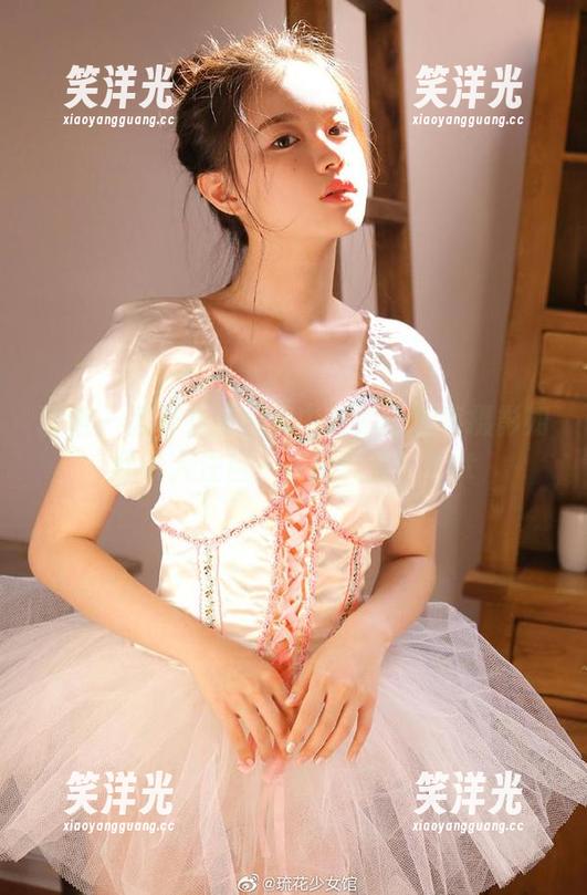 丽柜 - 凭什么新图册中婷婷的油亮摄影如此引人注目？一探究竟！.txt