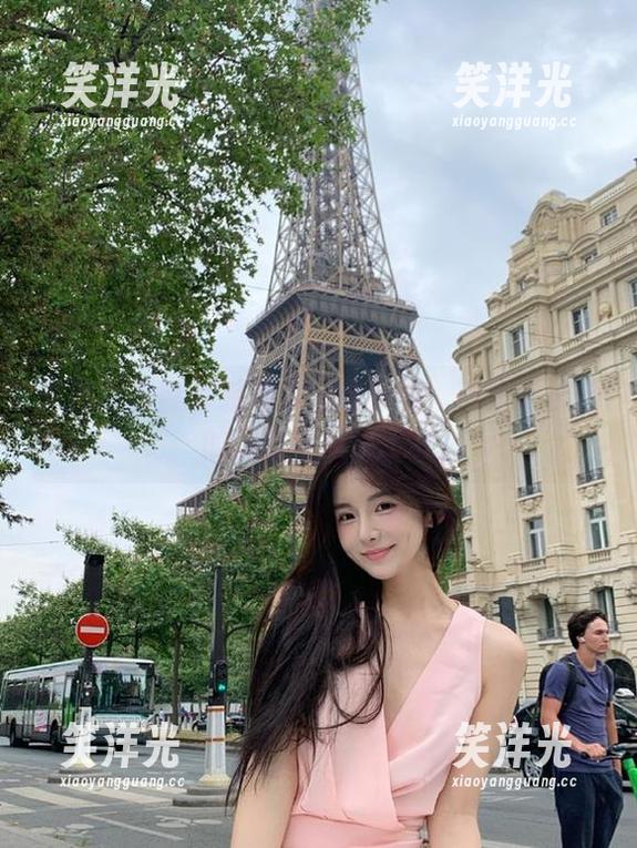 丽柜 - 子晴套装写真精选特辑：原图记录她的优雅与风采.txt