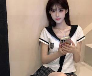 丽柜 – 惊艳发布！怡萱的最新泳池照片，从每一个角度都能感受到那个清新的夏天！.txt