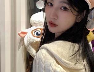 丽柜 – 观看晴晴展现纯白魅力,这里有你不可错过的写真合集.txt