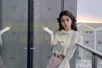 丽柜 – 捕捉柒柒的泳装魅力：精彩写真与动人图片合集.txt