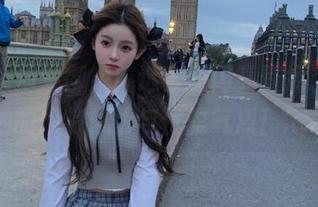 丽柜 – 潼潼御姐精选套图闪亮登场，感受她的独特风情与优雅气质！.txt