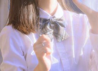 丽柜 – 用心捕捉:琳达少女写真作品中的незабываемый原图时刻.txt