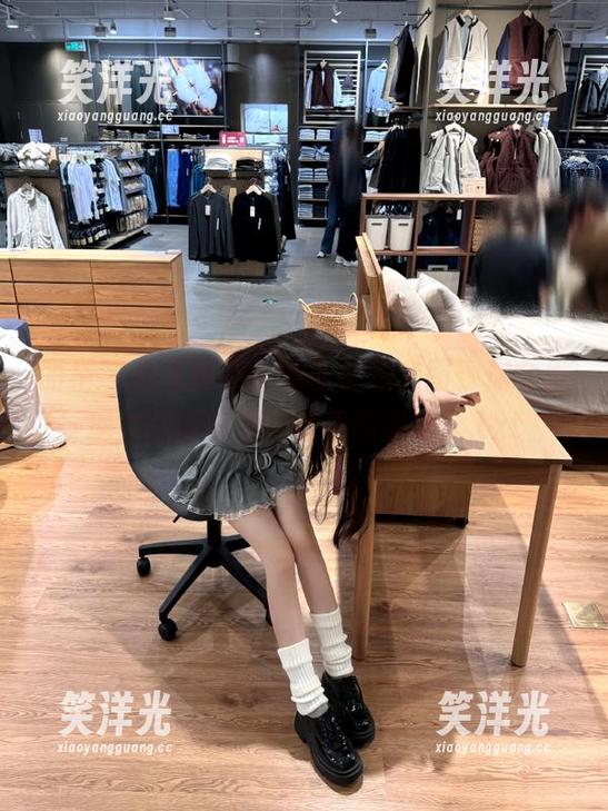 丽柜 - 分享黄芬独特的女孩套图，你会发现她总能捕捉到青春的灵魂！.txt