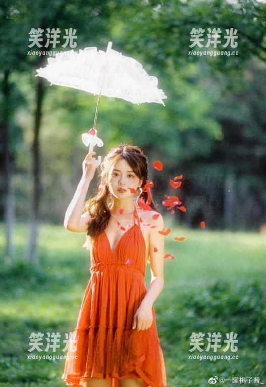 克拉女神 - 精选写真，百琳的梦幻花系，感受花与光影交融的幻想之旅.txt