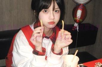 在粉嫩的氛围中绽放，兔玩映画粉色条纹袜写真，美图让你无法抗拒.txt
