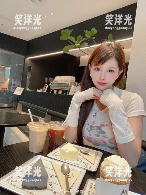 凛子酱空姐写真：在高空中绽放的优雅与自信.txt