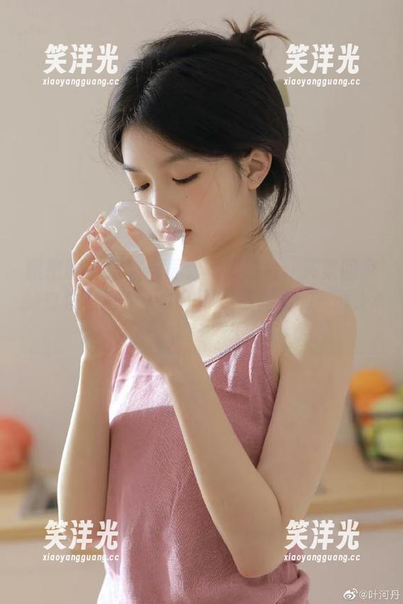 微密圈 - 周妍希最新写真照片：买菜回家的白领生活，无水印展现最真实的一面.txt