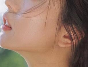 头条女神 – 最新分享海边作品：娜依灵儿带你领略优雅与自然和谐共处的瞬间.txt