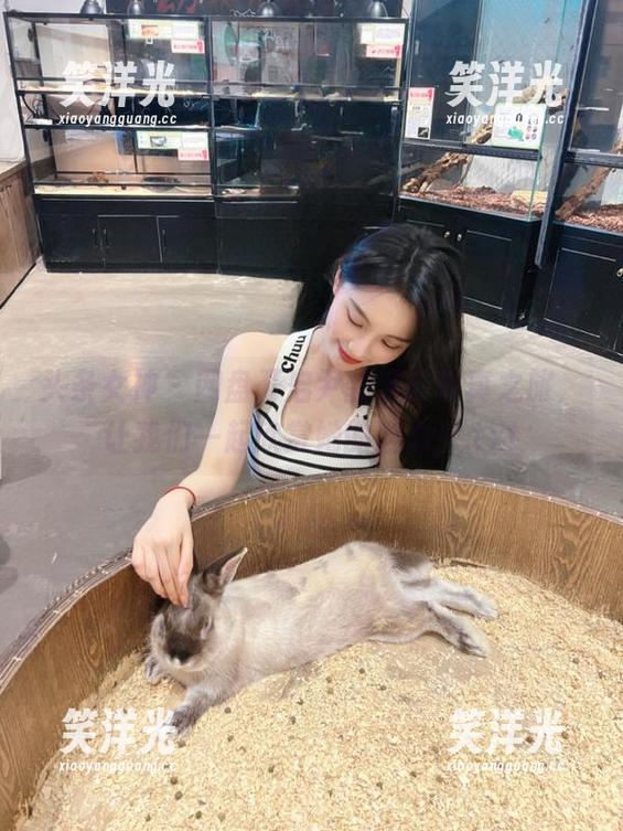 头条女神-尹菲 头条女神 - 网盘开启尹菲浴缸写真之旅,让我们一起欣赏她的魅力!.txt