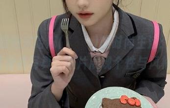 亲密接触宋哈娜(송하나)的时尚生活：Rogle-紧身裤写真、照片展现个性与风格.txt