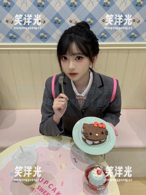 亲密接触宋哈娜(송하나)的时尚生活：Rogle-紧身裤写真、照片展现个性与风格.txt