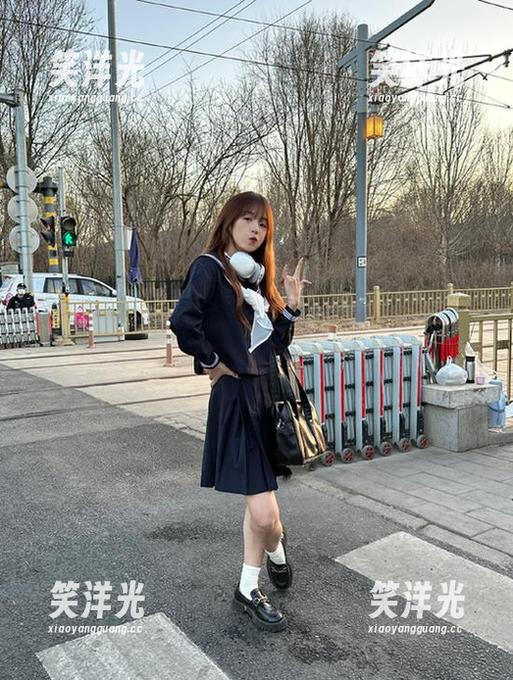 小u优优子 微密圈 - 小u优优子粉色吊带裙图包分享,轻松感受她的优雅与魅力.txt