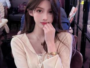 探索小小奶瓶儿的写真福利：白开水毛衣定制版带来的视觉享受.txt