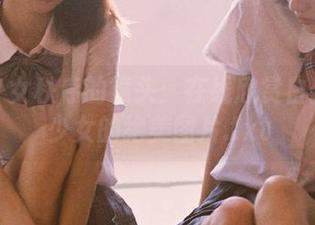 透过少女秩序的镜头：在线欣赏白丝蓝裙少女的绝美图片.txt