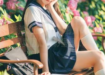 尤物馆 – 泳池边的魅力时刻：Cris_卓娅祺写真图册精彩呈现.txt
