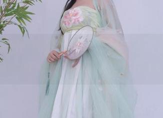 在抖娘利世的定制写真里，红色诱惑宛如燃烧的火焰，令人心驰神往.txt