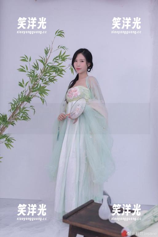 在抖娘利世的定制写真里，红色诱惑宛如燃烧的火焰，令人心驰神往.txt