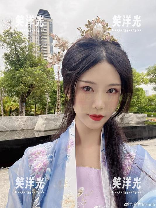 抖娘利世写真图片中的艺术魅力：探讨艺人与投资人双重角色.txt