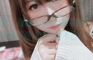 幸福瞬间，摇摇乐yoyo眼镜图包里的精选写真资源让你心动不已！.txt