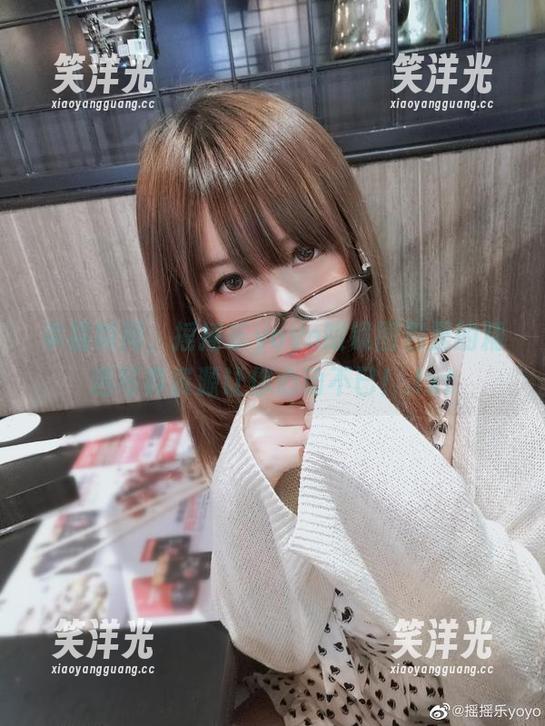 摇摇乐yoyo 幸福瞬间,摇摇乐yoyo眼镜图包里的精选写真资源让你心动不已!.txt