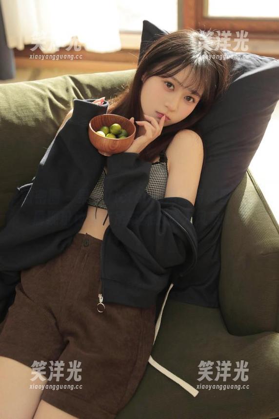 果儿Victoria 微密圈 - 果儿Victoria清新写真图集:展现粉色内衣吊带袜的迷人风采.txt