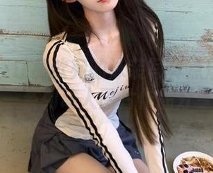 果团网 – 让黄歆苑的泳装写真点燃你的夏天：一系列动人图片作品分享.txt