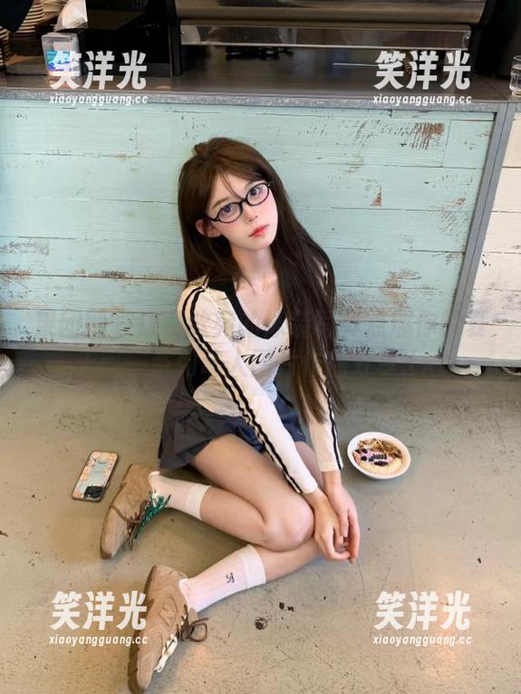 果团网 - 让黄歆苑的泳装写真点燃你的夏天：一系列动人图片作品分享.txt