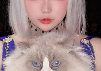 椒妮佐仁以泳池为背景的写真分享，尽显她的优雅风姿.txt
