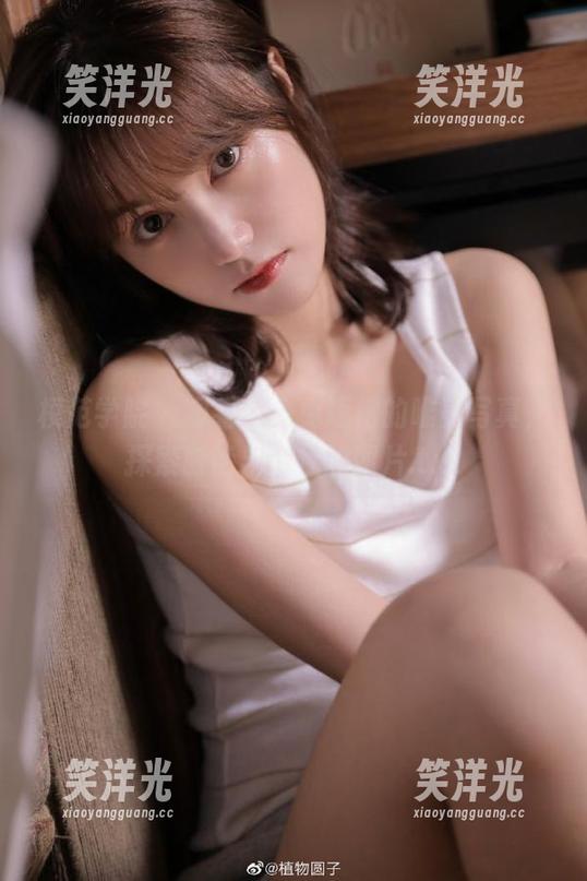 模范学院-宅兔兔 模范学院 - 观看宅兔兔短裙的唯美写真,探索时尚与个性的图片.txt