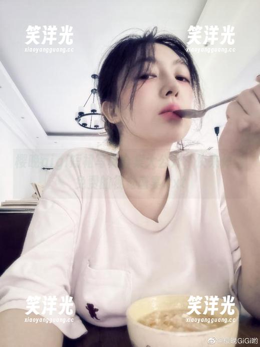樱晚gigi短裙写真合集大公开，快来体验免费的视觉盛宴.txt