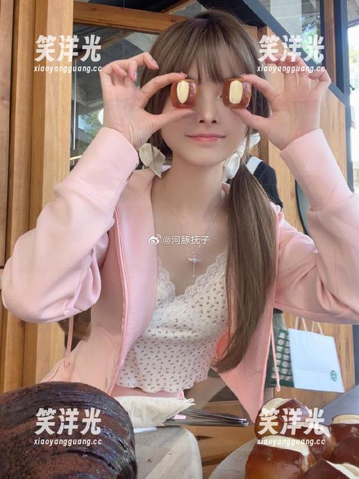 河豚抚子与温泉：一组写真照片展现无限的柔美与温暖.txt