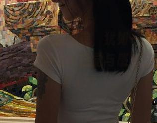 洛丽塔大哥的红裙画卷，犹如一本优雅的写真图册，带你体验视觉与感官的双重盛宴.txt