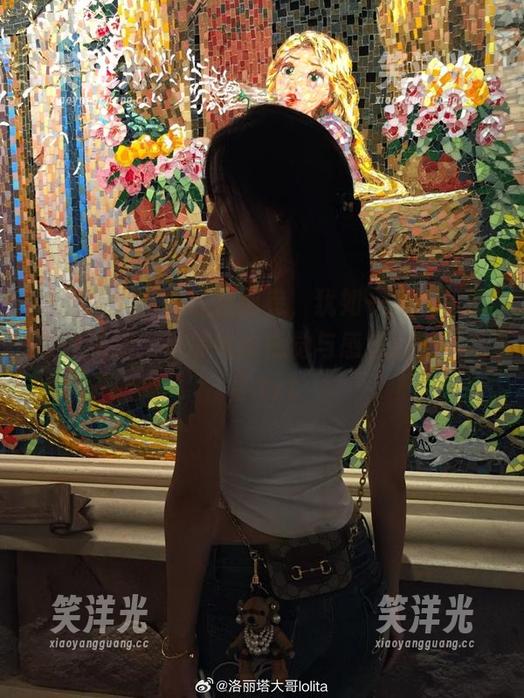 洛丽塔大哥的红裙画卷，犹如一本优雅的写真图册，带你体验视觉与感官的双重盛宴.txt