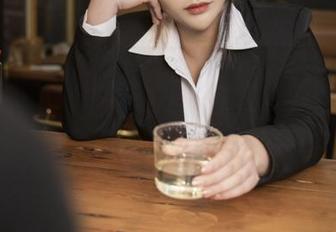 免费下载洛璃LoLiSAMA的白色写真图片，沉浸在她清新脱俗的艺术世界中无限畅游！.txt